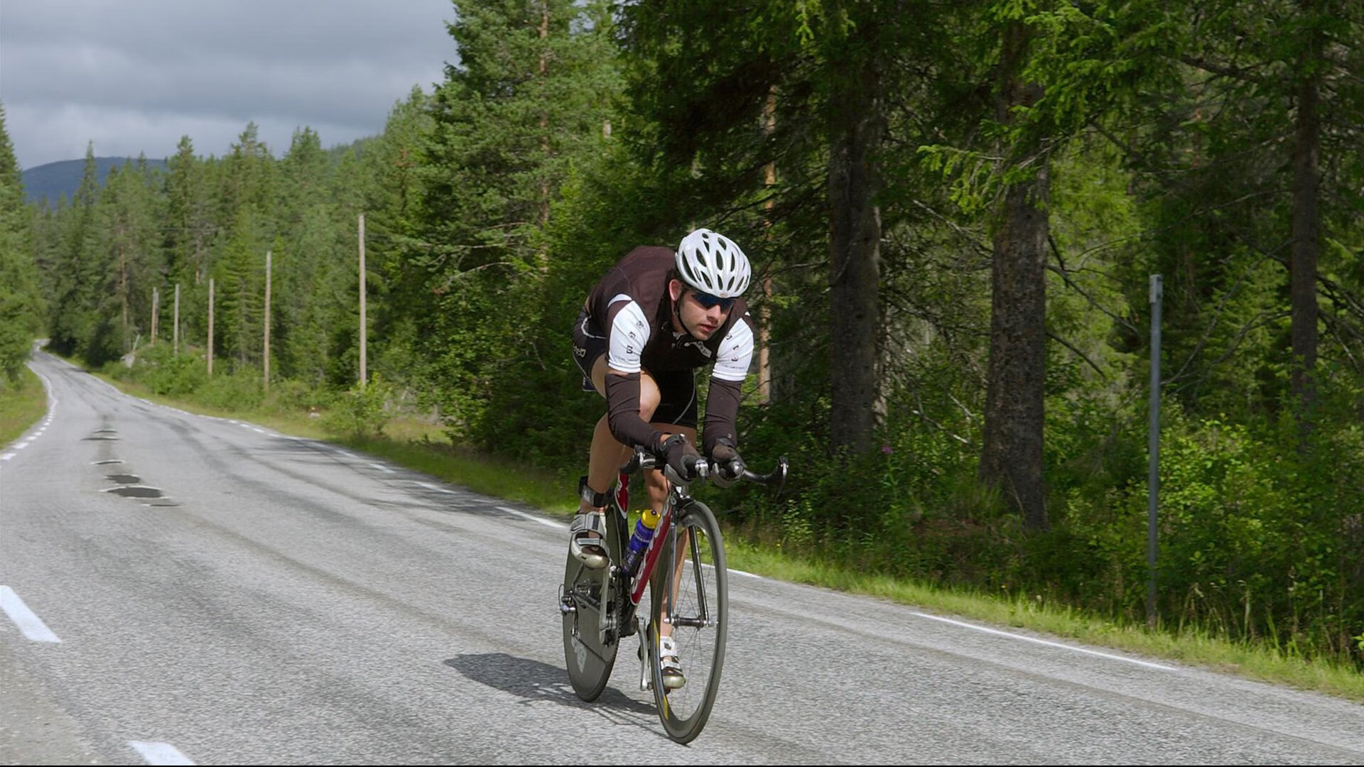 广东队通过压迫防守迫使对手频繁失误,广东队反击