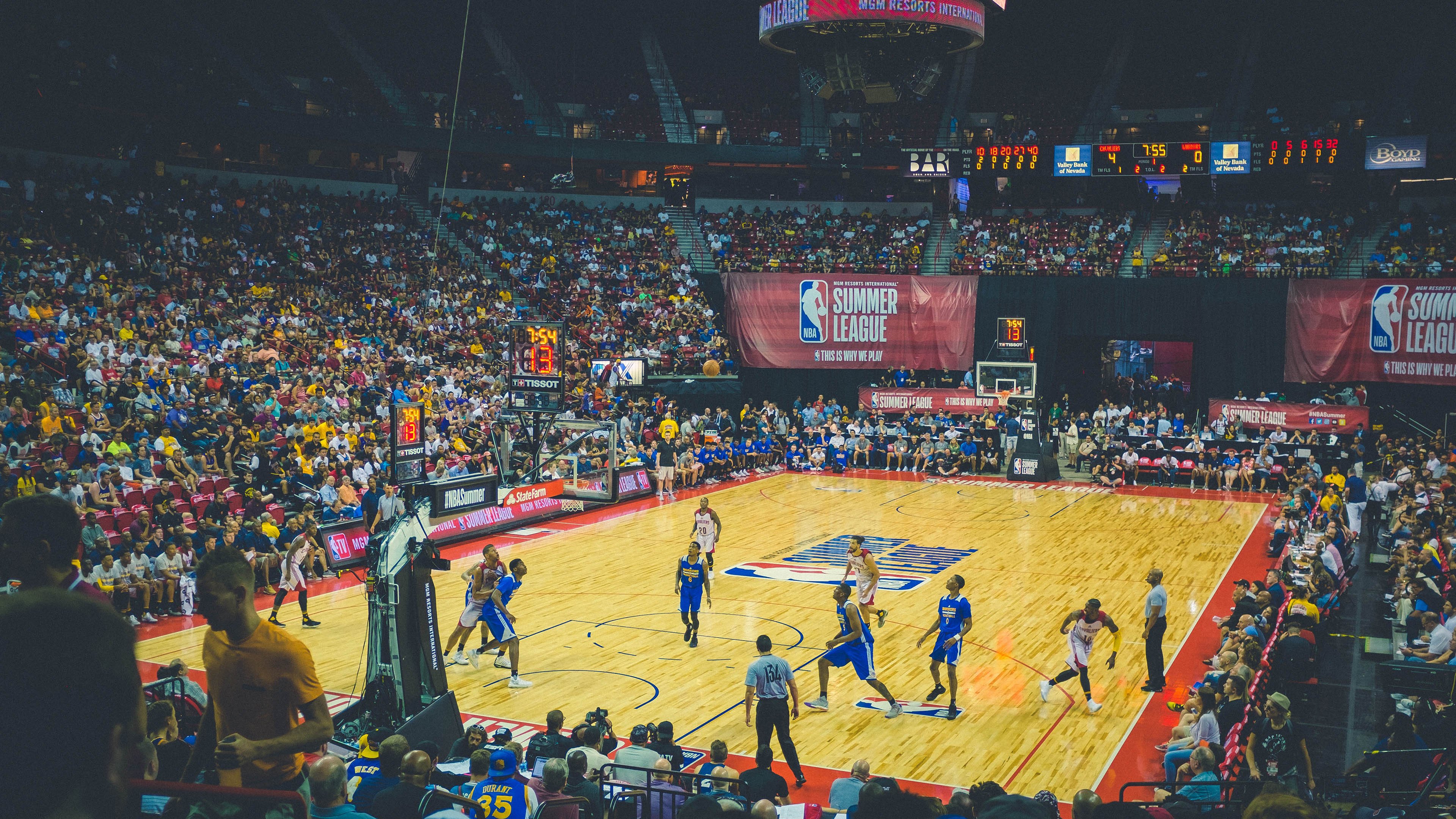 广东队通过压迫防守迫使对手频繁失误,广东队反击